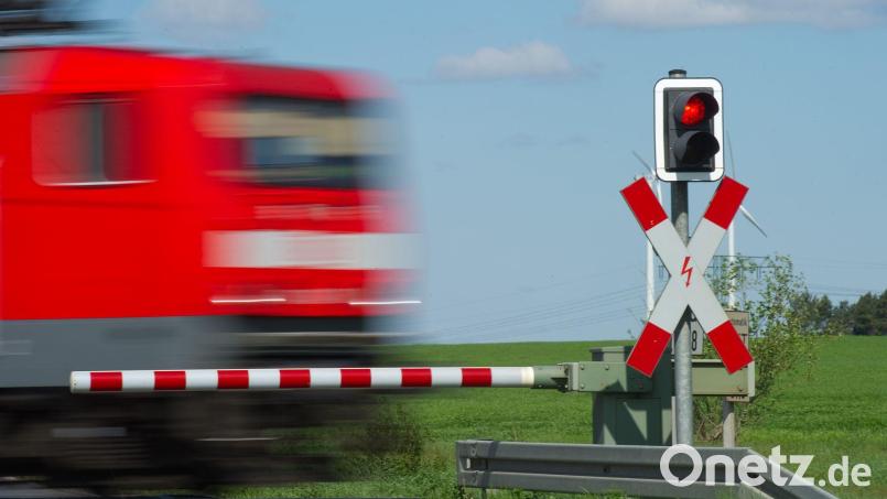 Im Jahr 2024 gab es in Bayern fast 3000 Bahnübergänge. (Symbolbild) Bild: Patrick Pleul/dpa-Zentralbild/dpa