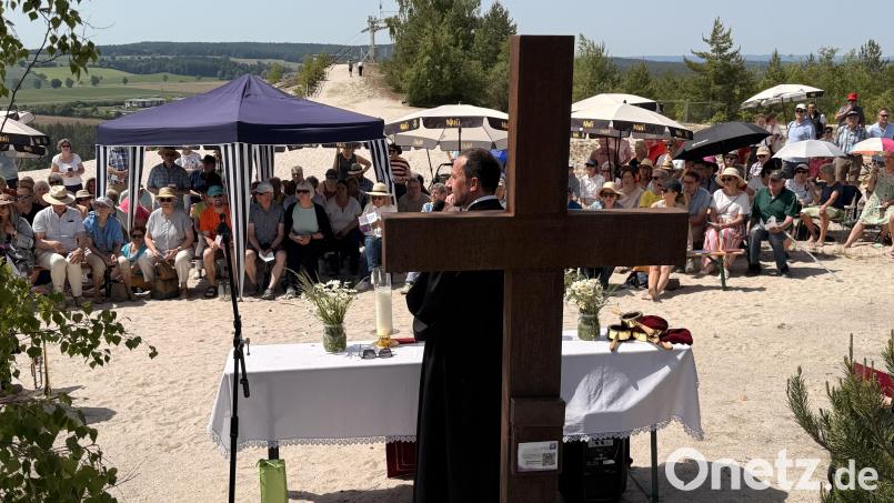 Der evangelische Stadtpfarrer Stefan Fischer begrüßte die vielen Gottesdienstbesuche, die auf den Monte Kaolino gekommen waren. Bild: hdk