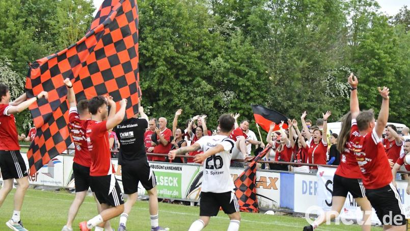 Szenen aus dem Spiel SC Eschenbach (rote Trikots) gegen den SC Luhe-Wildenau II. Bild: Hubert Ziegler