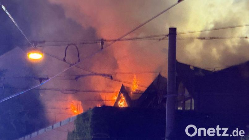 Das Dach der Halle stand in der Nacht komplett in Flammen. Bild: Felix Besold/NEWS5/dpa