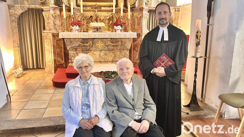 Emilie und Fritz Fischer feierten gemeinsam mit Pfarrer Stefan Fischer in der Nikolauskirche in Kohlberg ihre diamantene Hochzeit. Dort hatten sie vor 60 Jahren geheiratet. Bild: privat Walter Fischer
