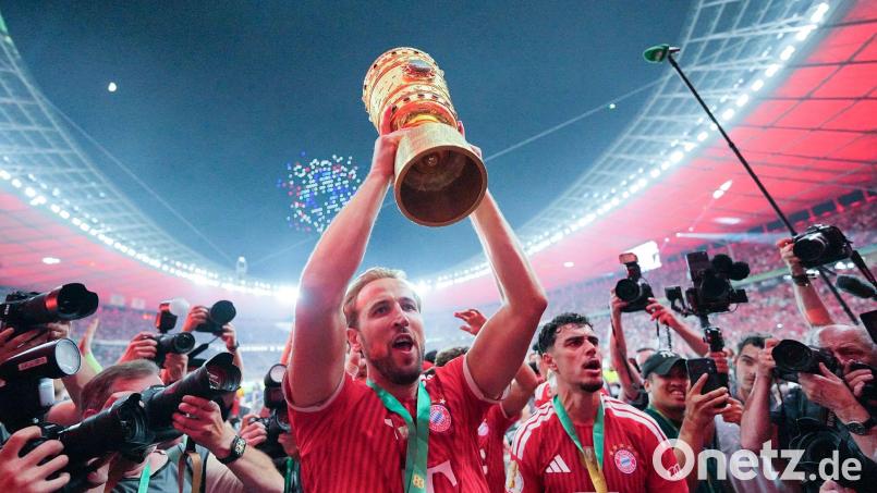 Harry Kane jubelt mit dem DFB-Pokal. Der Engländer machte alle drei Tore der Bayern gegen den VfB Stuttgart. Bild: Michael Kappeler/dpa