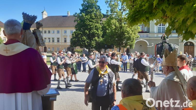 Die Musikkapelle Dießfurt begleitete Regensburger Wallfahrt Der Pilgerzug mit der Musikkapelle Dießfurt zieht am Kapellplatz in Altötting an der Schwarzen Madonna (links) und Bischof Rudolf Voderholzer (rechts, mit Stab) vorbei. Bild: Margit Ringer