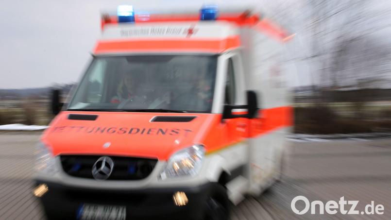 Der Rettungsdienst brachte den 78-Jährigen nach dem Unfall in ein Krankenhaus, wo er am Montagmorgen starb. (Symbolbild) Bild: Stephan Jansen/dpa