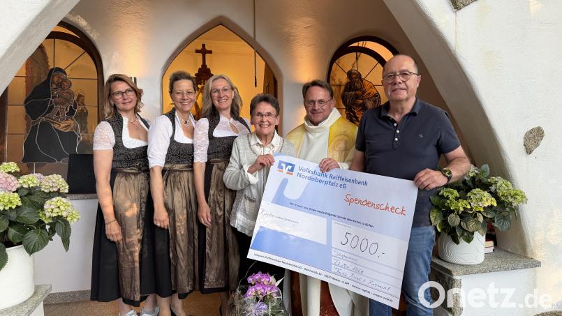Nach der Maiandacht an der Christophorus-Kapelle der Familie Wildenauer übergibt Christa Wildenauer eine Spende in Höhe von 5000 Euro zur Unterstützung der Renovierung der Vohenstraußer Pfarrkirche (von links):der Waldthurner Dreigesang TriAngel mit Andrea Götz, Steffi Daubenmerkl, Doris Völkl sowie Christa Wildenauer, Dekan Alexander Hösl und Kirchenpfleger Werner Hanauer. Bild: fvo