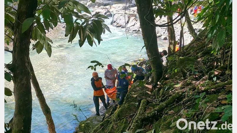 Die beiden Österreicher stürzten von einer Hängebrücke in die Tiefe, nachdem mehrere Holzbalken eingestürzt waren. Bild: -/Maumere Search and Rescue Office/dpa
