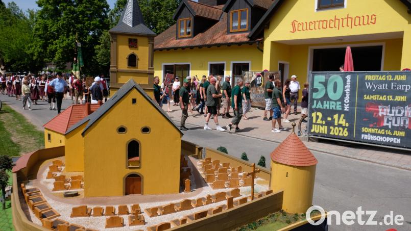 Auch ein Modell der Dorfkirche wurde beim Festzug mitgeführt. Bild: Robert Dotzauer