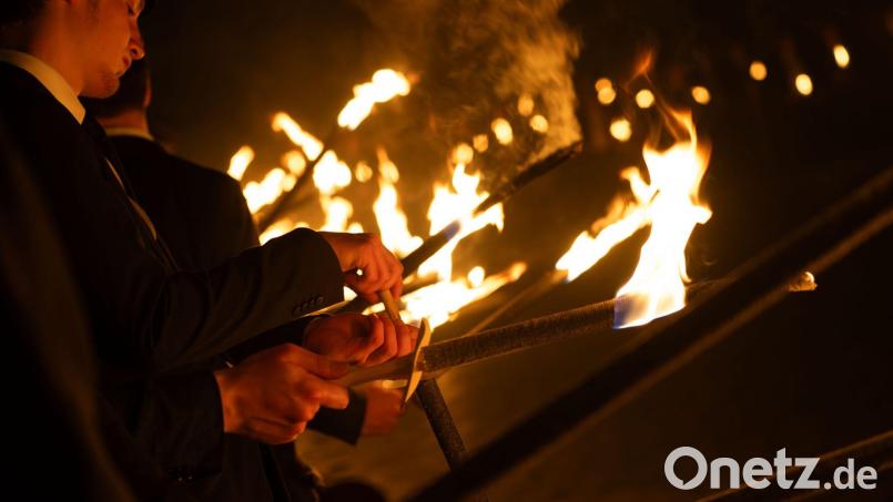Studentenverbindungen, Landsmannschaften und Turnerschaften marschierten beim Fackelzug durch Coburg. Bild: Pia Bayer/dpa