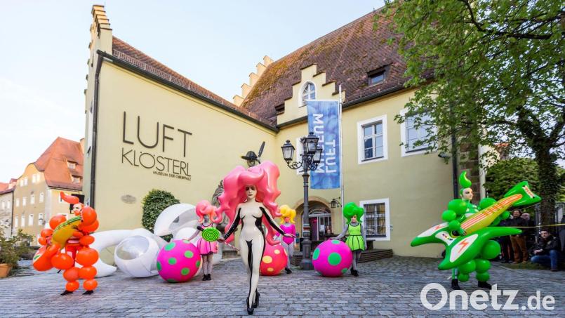 Sasha Frolova mit ihren Latex-Kostümen war eine Attraktion des Luftmuseums und der Luftnacht. Das Luftmuseum im Amberger Klösterl feiert in diesem Jahr seinen 20. Geburtstag. Bild: Marcus Rebmann
