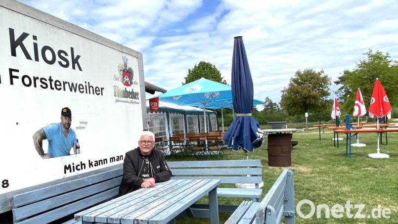 Günter Troidl betreibt den Kiosk am Forsterweiher nun in der vierten Saison. Er hat auch für entsprechende Sitzgelegenheiten gesorgt. Bild: Völkl