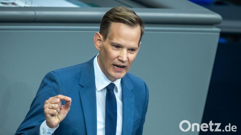 Hendrik Streeck warnt vor den Folgen von Sportwettenwerbung. (Archivbild) Bild: Michael Kappeler/dpa