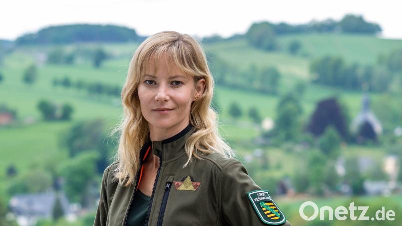 Als Försterin Saskia Bergelt steht Teresa Weißbach im ZDF-„Erzgebirgskrimi“ regelmäßig den Ermittlern zur Seite. (Archivbild) Bild: Hendrik Schmidt/dpa-Zentralbild/ZB