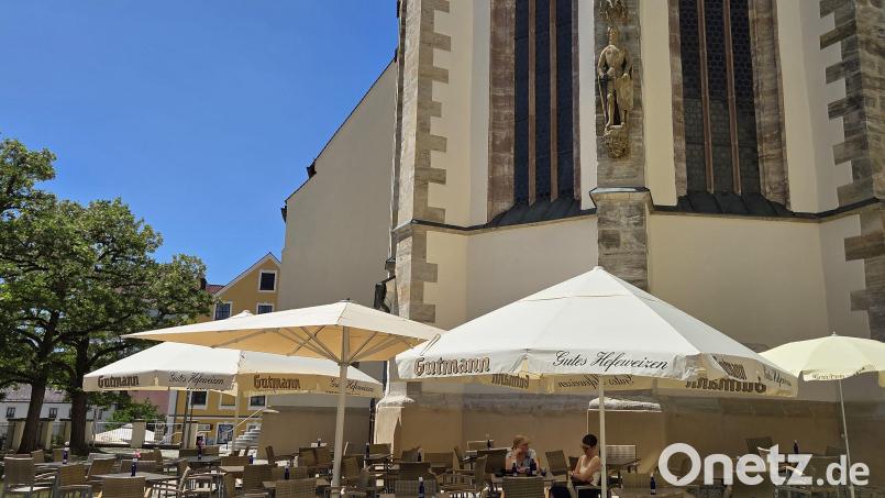 Frisch restauriert lächelt die Sandsteinskulptur des Heiligen Wenzel von seiner Konsole an der Kirche St. Marien herab. Weil das Gerüst nun weg ist, wird auch der Betrieb im Eiscafé nicht mehr gestört. Bild: Tobias Gräf