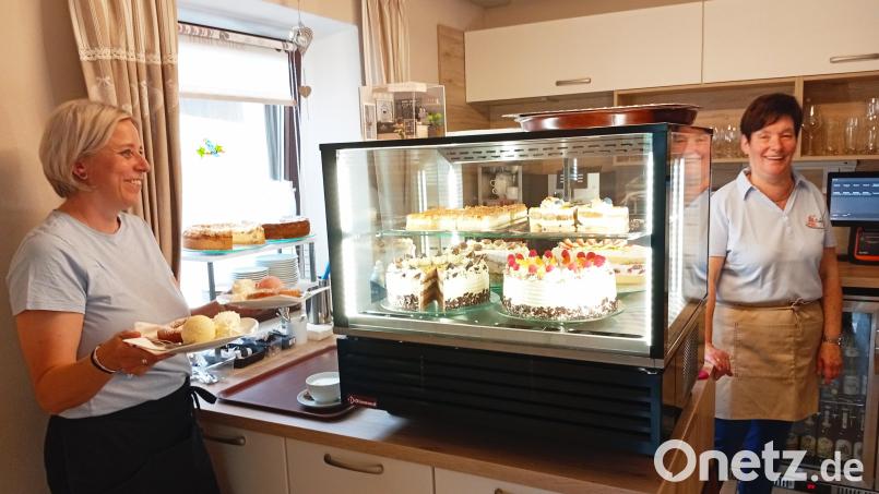 Gut bestückt ist die Torten- und Kuchentheke - dafür sorgt Chefin Christa Neudert (rechts) höchstpersönlich. Bild: fpoz