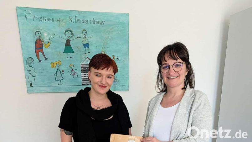Lara Bertelshofer (links) übergibt eine Spende an das Weidener Frauenhaus. Bild: Bertelshofer