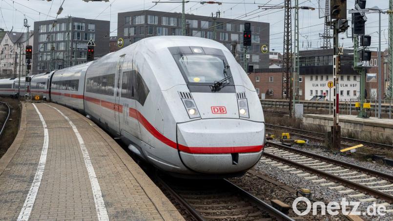 Wegen eines verdächtigen Gegenstands wurden Teile des Ulmer Hauptbahnhofs zeitweise gesperrt. Bild: Stefan Puchner/dpa