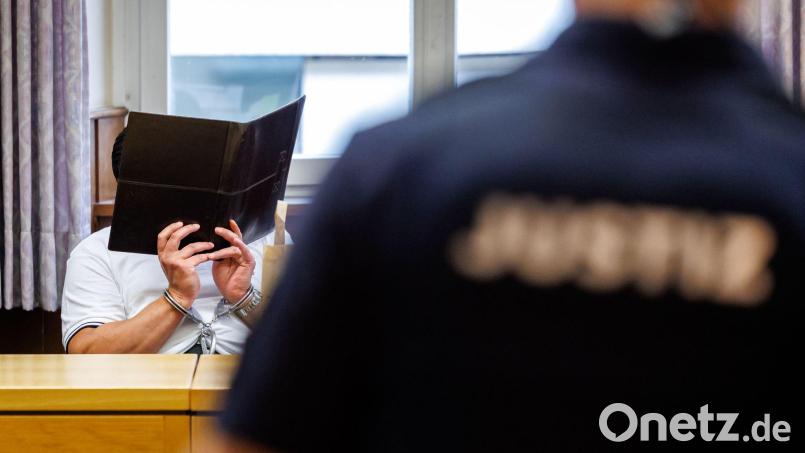 Der 40-Jährige stand unter anderem wegen schweren Raubs und gefährlicher Körperverletzung vor Gericht. (Archivbild) Bild: Daniel Karmann/dpa