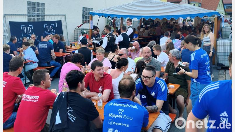 Rot und Blau funktioniert sehr gut in Altenstadt bei Vohenstrauß. Feuerwehr (rot) und SVA (blau) stemmten gemeinsam das zweitätige Straßenfest. Die Band "Voglwüd" sorgte am Samstag für Stimmung. Bild: ck