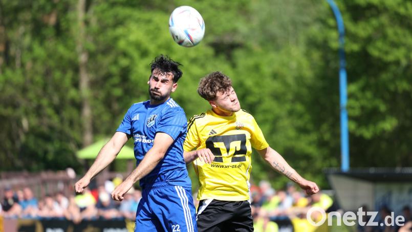 Der Etzenrichter Deniz Bock liefert sich ein Kopfballduell mit Tim Weisenberger vom SV Hahnbach. Der SVE hat nach der überstandenen ersten Relegationsrunde nun SV Wenzenbach vor der Brust. Bild: DIETER JAESCHKE