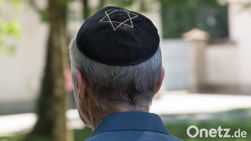 Trotz eines Rückgangs im vergangenen Jahr ist die Zahl der antisemitischen Straftaten in Bayern seit 2022 deutlich gestiegen. (Symbolbild) Bild: Peter Kneffel/dpa