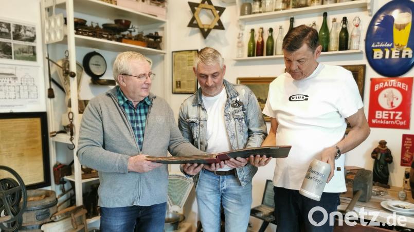 Im Heimatmuseum Stadlern gibt es laufend Neues: Peter Lampl (rechts) und Johann Vogl (links) präsentieren Bürgermeister Michael Riedl in der Abteilung "Brauerei und Bier" ein Album mit alten Postkarten. Bild: Portner