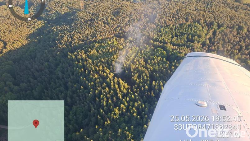 Blick aus dem Flugzeug des Luftbeobachters: Hier sieht man den Rauch aufsteigen. Links ist das Magdalenental zu erkennen, rechts der Friedrichsberg. Bild: Christian Lorenz/Luftrettungsstaffel Bayern e.V.