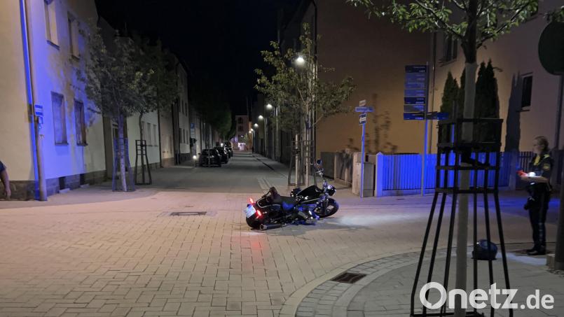 Unfallflucht in Schwandorf: Ein 31-jähriger Motorradfahrer wird leicht verletzt. Zeugen notieren das Kennzeichen des flüchtigen Fahrers. Symbolbild: PI Schwandorf, POM Gröbner