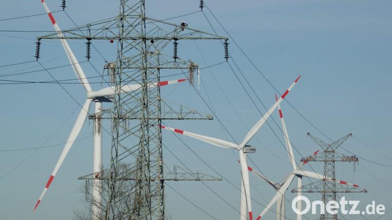 Strom aus Windkraft wird über weite Strecken geleitet. (Symbolbild) Bild: Carsten Rehder/dpa