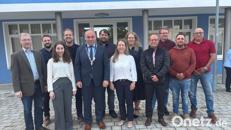 Der neue Marktgemeinderat Kohlberg: Walter Fischer, Max Sternkopf, Laura Hiltl, Adrian Blödt (Zweiter Bürgermeister), Gerhard List (Erster Bürgermeister), Christian Lehner, Alexandra Krauß, Claudia Krink, Norbert Merkel, Manfred Häring, Christopher Oppenkowski, Mehmet Begen (von links). Nicht auf dem Bild ist Kerstin Faltenbacher. Bild: Christian Wirth