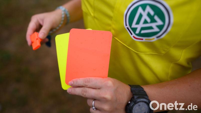 In der Landesliga und der Bayernliga gilt ab der Saison 2026/27 eine Sperre nach gelb-roter Karte und auch nach fünf gelben Karten - analog zu den Profis. Symbolbild: Robert Michael/dpa