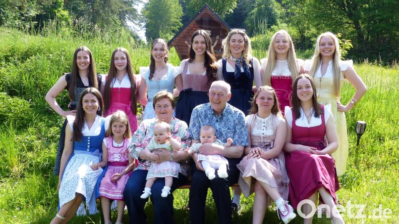 Oma Lisbeth Kopf und Opa Hans Kopf sind stolz auf ihre 10 Enkelinnen und ihre 3 Urenkelinnen Bild: jp