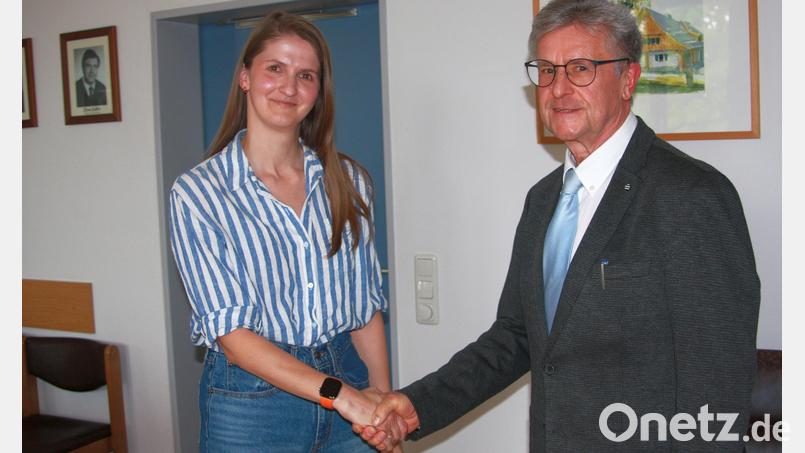 Neue Zweite Bürgermeisterin von Fuchsmühl ist Kathi Stock von der SPD, die auch neu im Marktrat ist. Bürgermeister Wolfgang Braun hat sie vereidigt. Bild: wro