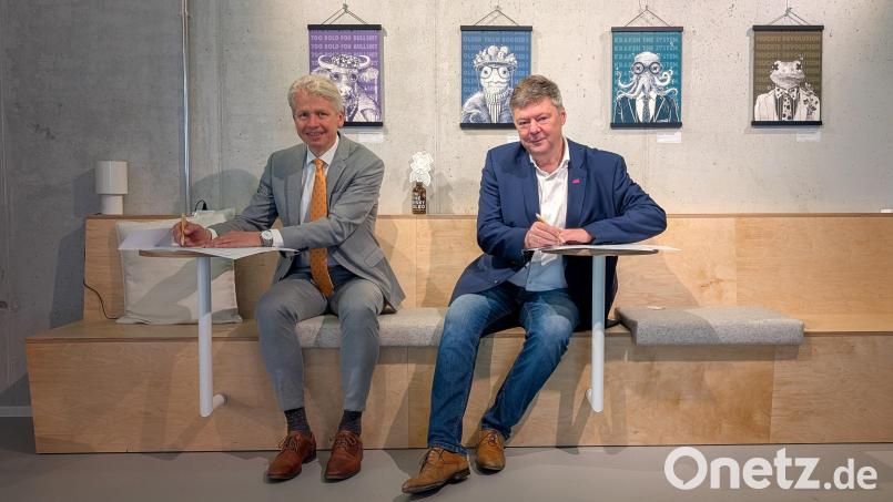 Hochschulpräsident Professor Dr. Clemens Bulitta und der Geschäftsführer der Amberger Wirtschaftsförderung, Karlheinz Brandelik, unterzeichneten die Kooperationsvereinbarung. Bild: Julia Härteis/ Wirtschaftsförderung Amberg
