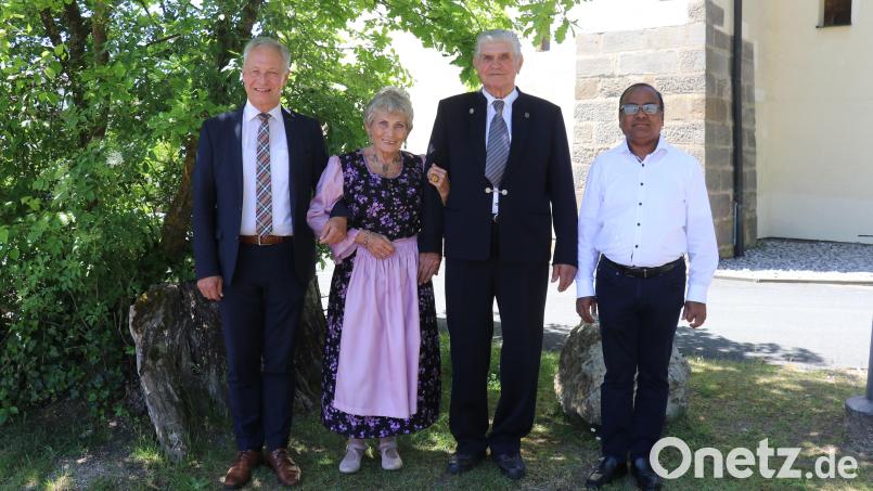 Das Jubelpaar Gisela und Hermann Pretsch mit Bürgermeister Thorsten Grädler und Stadtpfarrer Hrudaya Kumar Madanu. Bild: Wilhelm Ertl