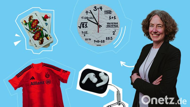<strong>Uhr:</strong> „Eine Uhr! Dazu haben mir meine Kinder geraten, als ich nach möglichen It-Pieces fragte. Sehr wichtig für unsere Organisation am Morgen und ein Symbol für meine Freude an Zahlen und Mathematik.“ <strong>Fußball-Trikot:</strong> „Wir sind große Fußballfans und schauen uns gerne Spiele an: Herren, Frauen und Juniorinnen, FC Zürich, FC Bayern oder die Nationalmannschaften. Ein besonderes Highlight war letztes Jahr die Frauen-EM in der Schweiz.“<strong>Schafkopfkarten:</strong>„Seit meiner Schulzeit spiele ich gerne Schafkopf und auch in der Schweiz haben wir eine Schafkopfrunde. Hauptsächlich geht es uns um Geselligkeit.“ <strong>Airpods:</strong> „Beim Joggen, der Hausarbeit und auf dem Weg zur Arbeit höre ich mir sehr gerne Hörbücher und Podcasts an.“ Bildmontage: Isabell-Katrin Diehl/Sara Neidhardt