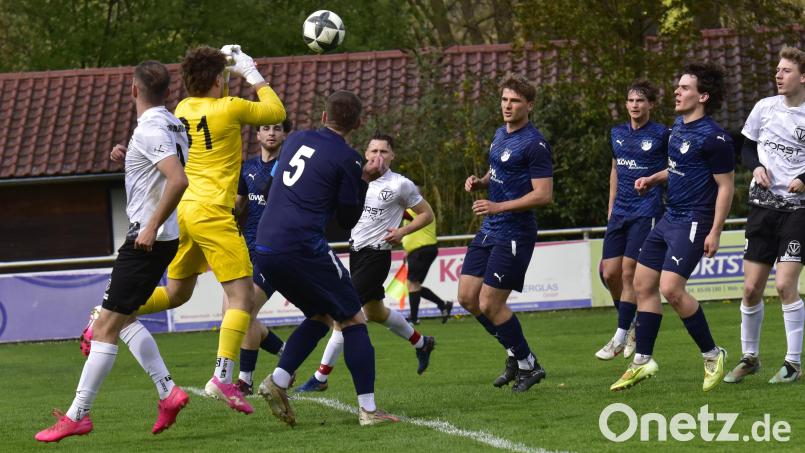 Der SV Schwandorf-Ettmannsdorf II (blau) möchte den Wiederaufstieg in die Bezirksliga klarmachen. Bild: Hans Mark