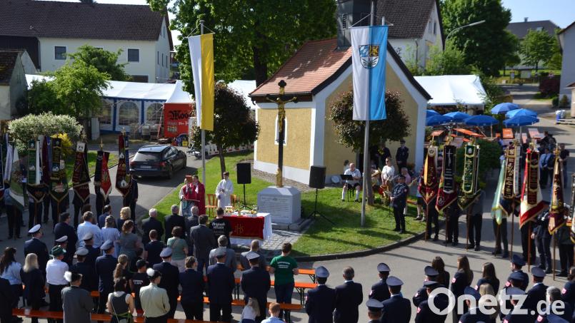 Mit einem Festgottesdienst durch Pfarrer Udo Klösel wurde am Pfingstsonntag das 75-jährige Gründungsjubiläum der Feuerwehr Ödpielmannsberg am Dorfplatz gefeiert. Bild: gi