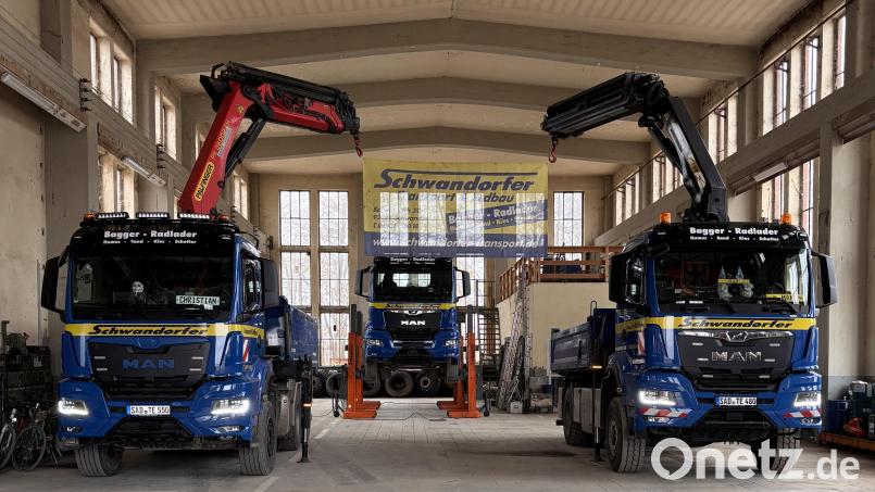 Blick in die Fahrzeughalle: Der Fuhrpark der "Schwandorfer Transport und Erdbau GmbH" besteht aus 28 Fahrzeugen mit Kipper- und Kranvorrichtungen. Bild: Hirsch
