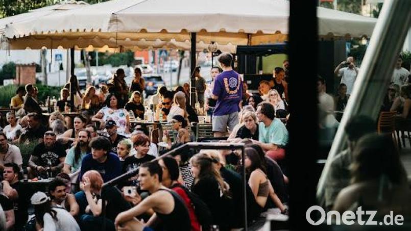 Die Open Stage in Amberg hat schon an mehreren Orten stattgefunden. Neben dem (hier am Bild) Beanery war sie auf der Dachterasse des Kinos oder im Trio. Für das Altstadtfest geht es heuer in den Casino Biergarten. Archivbild: Mixed Media Arts/exb