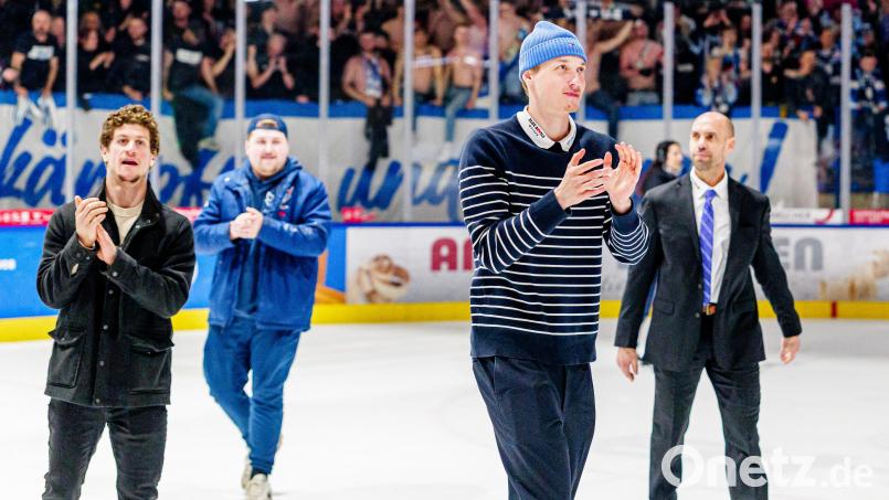 Felix Noack (vorne) verlässt die Blue Devils Weiden – für ihn geht's ins Oberhaus zu den Adler Mannheim. Bild: Elke Englmaier
