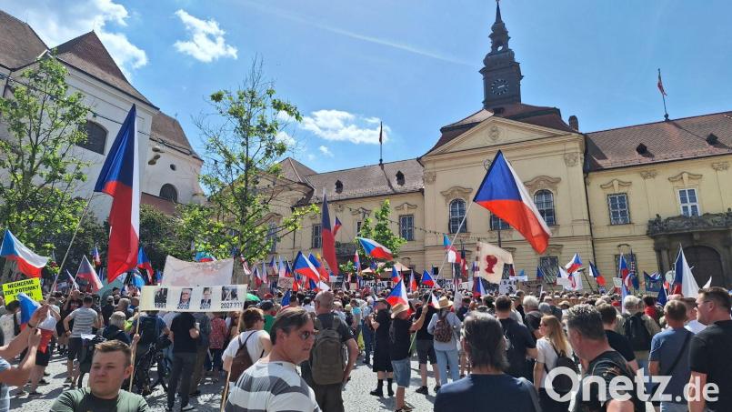 Demonstration vor dem neuen Rathaus gegen die Veranstaltung der Sudetendeutschen. Bild: bec