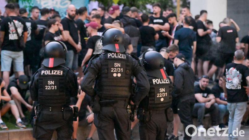 Wie viele Fans an den Auseinandersetzungen beteiligt waren und ob es Verletzte gab, war zunächst unklar. Bild: EHL Media/dpa