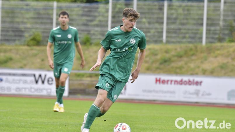 Alexander Moratz (vorne) wird auch kommende Saison für die DJK Gebenbach auflaufen. Bild: Hubert Ziegler