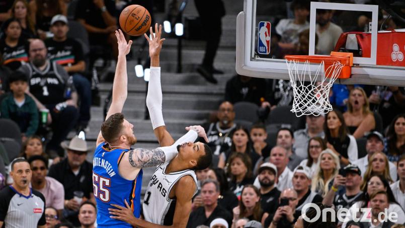 Isaiah Hartenstein (links) legte für Oklahoma in Spiel fünf gegen die San Antonio Spurs um Starspieler Victor Wembanyama 15 Rebounds auf. Bild: Darren Abate/AP/dpa