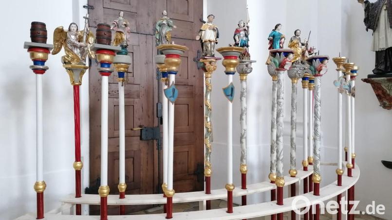Die Vilsecker Zunftstangen gehören zu den besonderen Schmuckstücken des Bistums Regensburg. Sie sind in der Stadtpfarrkirche St. Ägidius bis Oktober zu sehen. Bild: Dorothee Schulze Zumhülsen