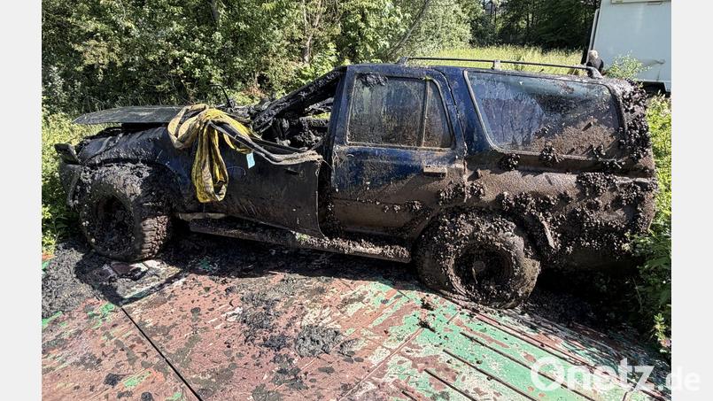 Das Auto war 2006 als gestohlen gemeldet worden und nach gut zwei Jahrzehnten von Helfern des Technischen Hilfswerks bei einer Sonarübung gefunden worden. (Handout: Polizeipräsidium Oberfranken) Bild: Polizei Oberfranken/dpa