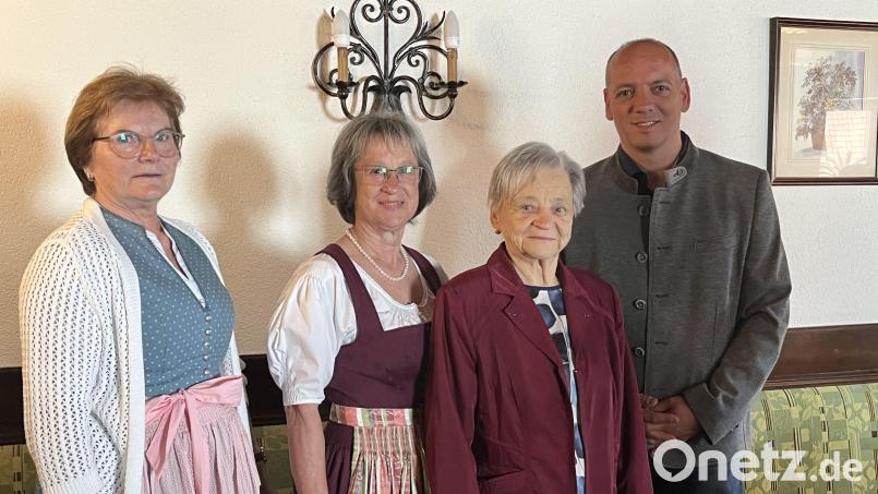 Theres Hausmann feiert ihren 90. Geburtstag. Sie freut sich über den Besuch von Bürgermeister Florian Adam sowie von Magdalena Schmidbauer (links) und Gerlinde Ott vom Gartenbauverein. Bild: Angelika Bamler