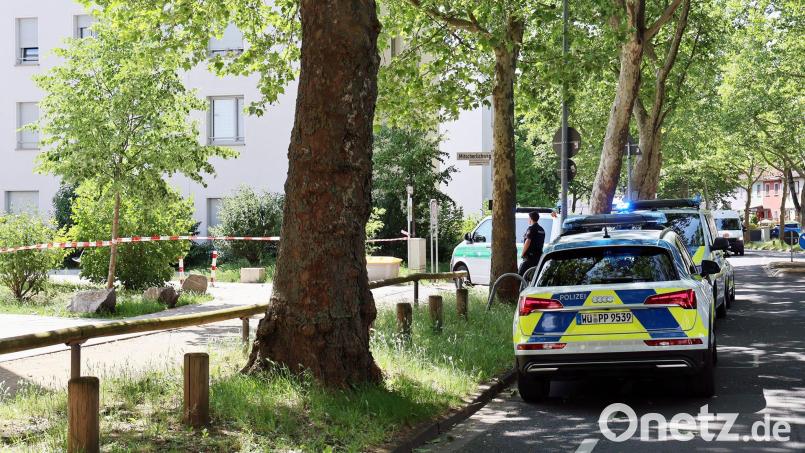 Ein Streit unter Nachbarn in Aschaffenburg ist eskaliert. Ein 38 Jahre alter Mann zeigte nach Polizeiangaben auf dem Balkon provokativ eine Schusswaffe. Bild: Ralf Hettler/dpa