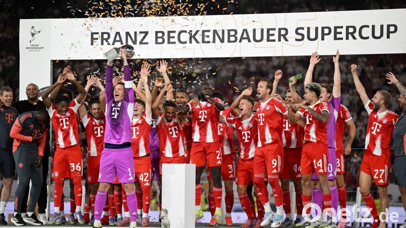 So wollen die Bayern auch im Sommer den Supercup bejubeln. (Archivbild) Bild: Bernd Weißbrod/dpa