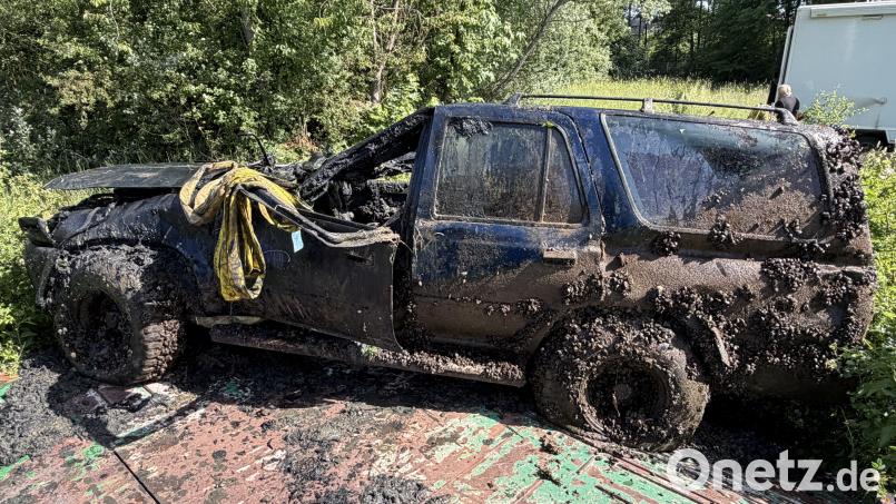 Dieses gestohlene Auto wurde nach zwei Jahrzehnten aus dem Kanal bei Forchheim geborgen. Bild: Polizei Oberfranken